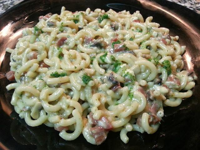 Pasta con setas, jamón y queso