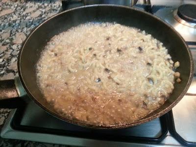 Pasta con setas, jamón y queso