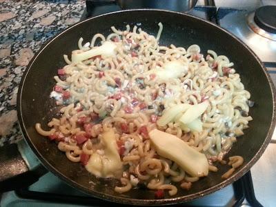 Pasta con setas, jamón y queso
