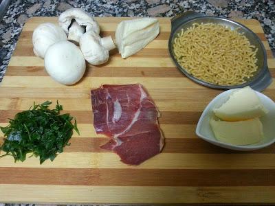 Pasta con setas, jamón y queso