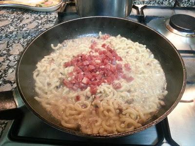 Pasta con setas, jamón y queso