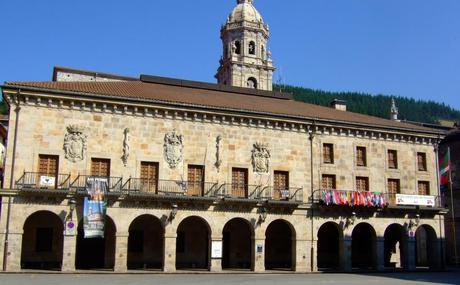 Vasconia en dos ruedas: Vergara – Ayuntamiento, con infinidad de banderas para disimular la presencia de la española.