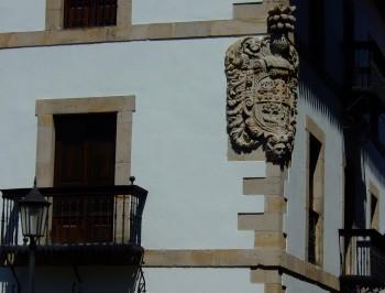 Vasconia en dos ruedas: Vergara – Escudo en esquina del palacio Irizar.