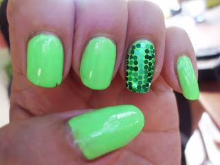 Manicura verde fluo con glitter.