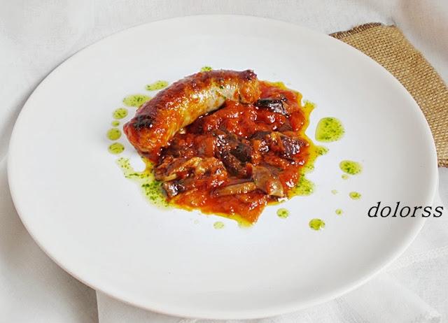 Longaniza con tomate y setas de melocotonero