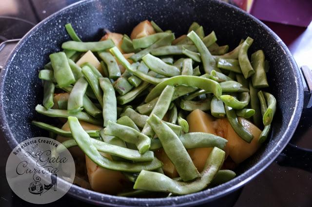 GUISO DE JUDIAS VERDES CON PASAS, NUECES Y MORCILLA