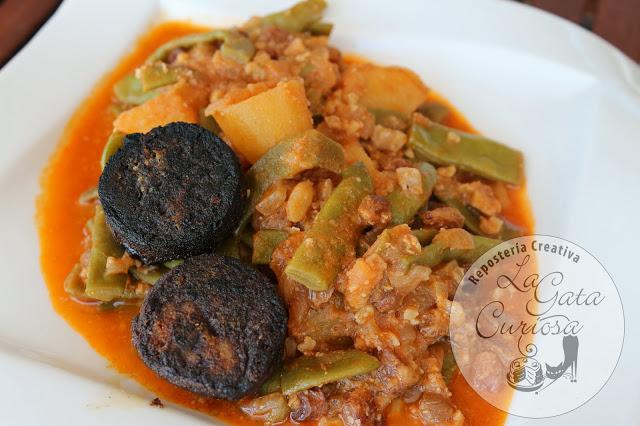 GUISO DE JUDIAS VERDES CON PASAS, NUECES Y MORCILLA