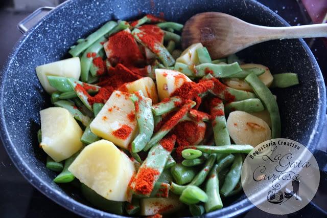 GUISO DE JUDIAS VERDES CON PASAS, NUECES Y MORCILLA