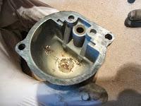 Cuba de carburador con restos de gasolina