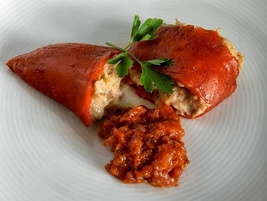 Pimientos del piquillo rellenos de patata y atún
