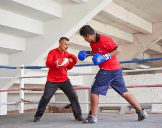 JAVIER ALVARADO VISITA ESCUELA REGIONAL DE BOX EN CAÑETE…