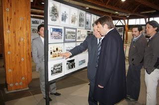 INTENDENTE DE MAGALLANES VISITÓ EXPOSICIÓN FOTOGRÁFICA INÉDITA SOBRE EL FÚTBOL Y EL BÁSQUETBOL REGIONAL