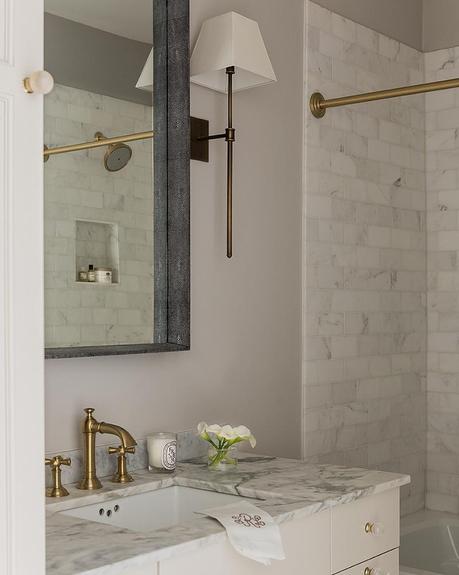 baño con mármol blanco y detalles en latón baño con mármol blanco y detalles en latón