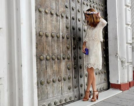 vestido beige y flores en el pelo