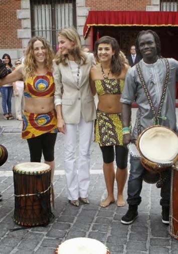 Letizia: blanco, beige y serpiente, en el Día de la Banderita. Vídeo