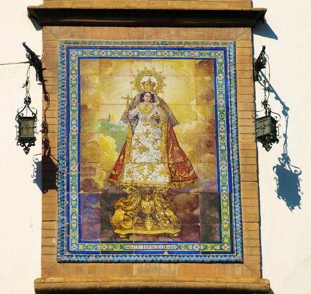 El retablo cerámico de Nuestra Señora de la Salud.