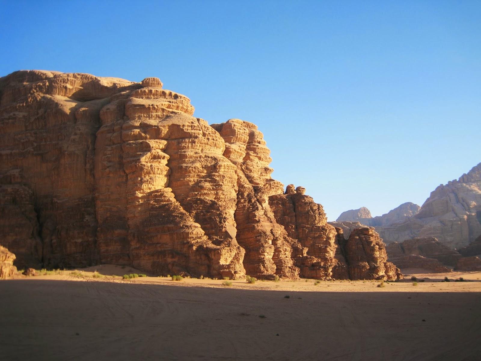 Recorriendo el desierto Wadi Rum en Jordania