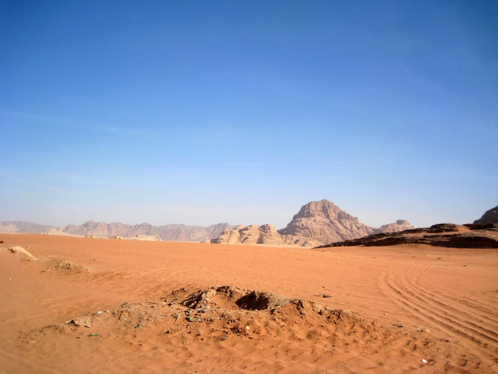 Recorriendo el desierto Wadi Rum en Jordania