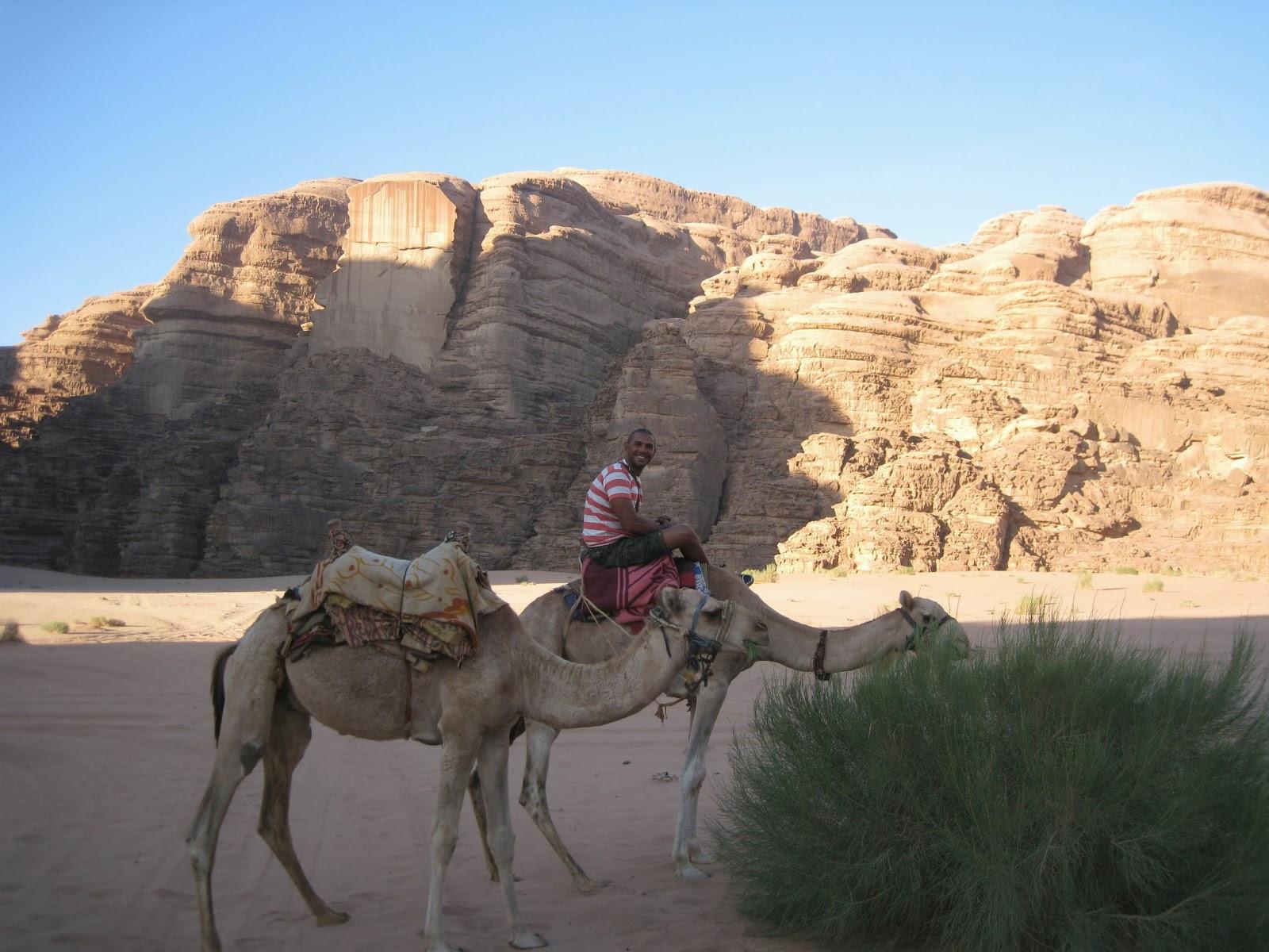 Recorriendo el desierto Wadi Rum en Jordania Recorriendo el desierto Wadi Rum en Jordania
