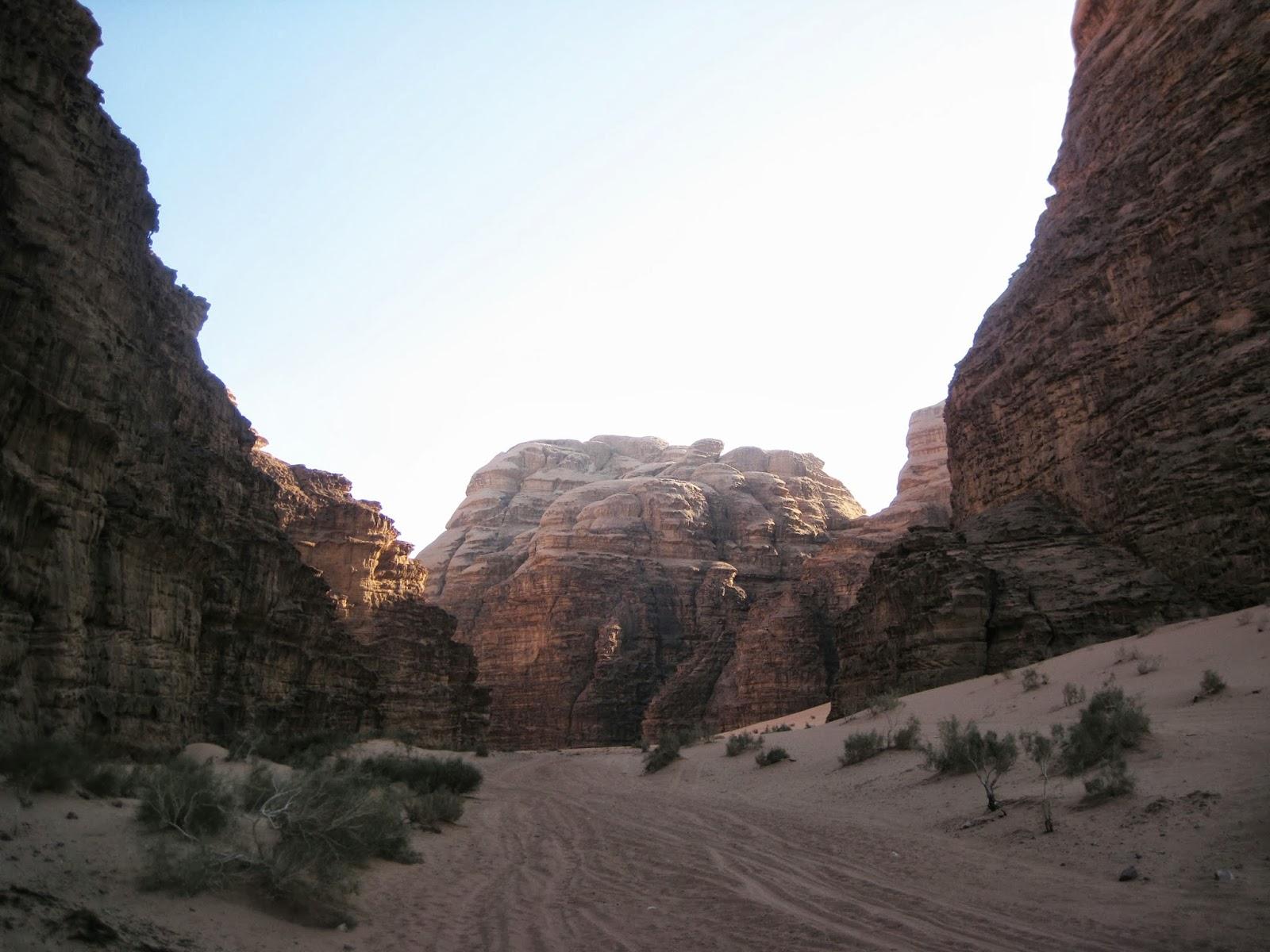 Recorriendo el desierto Wadi Rum en Jordania