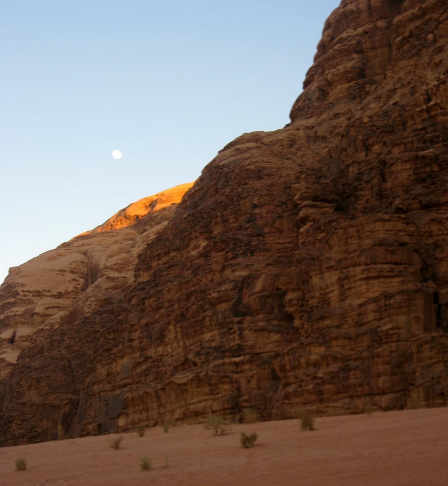 Recorriendo el desierto Wadi Rum en Jordania