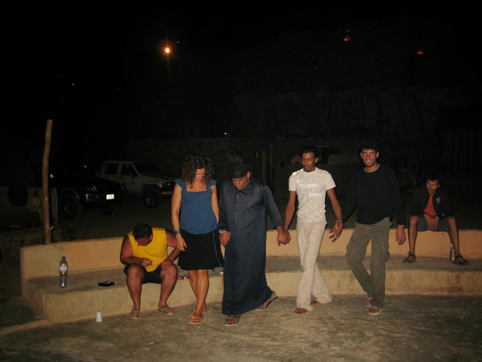 Recorriendo el desierto Wadi Rum en Jordania