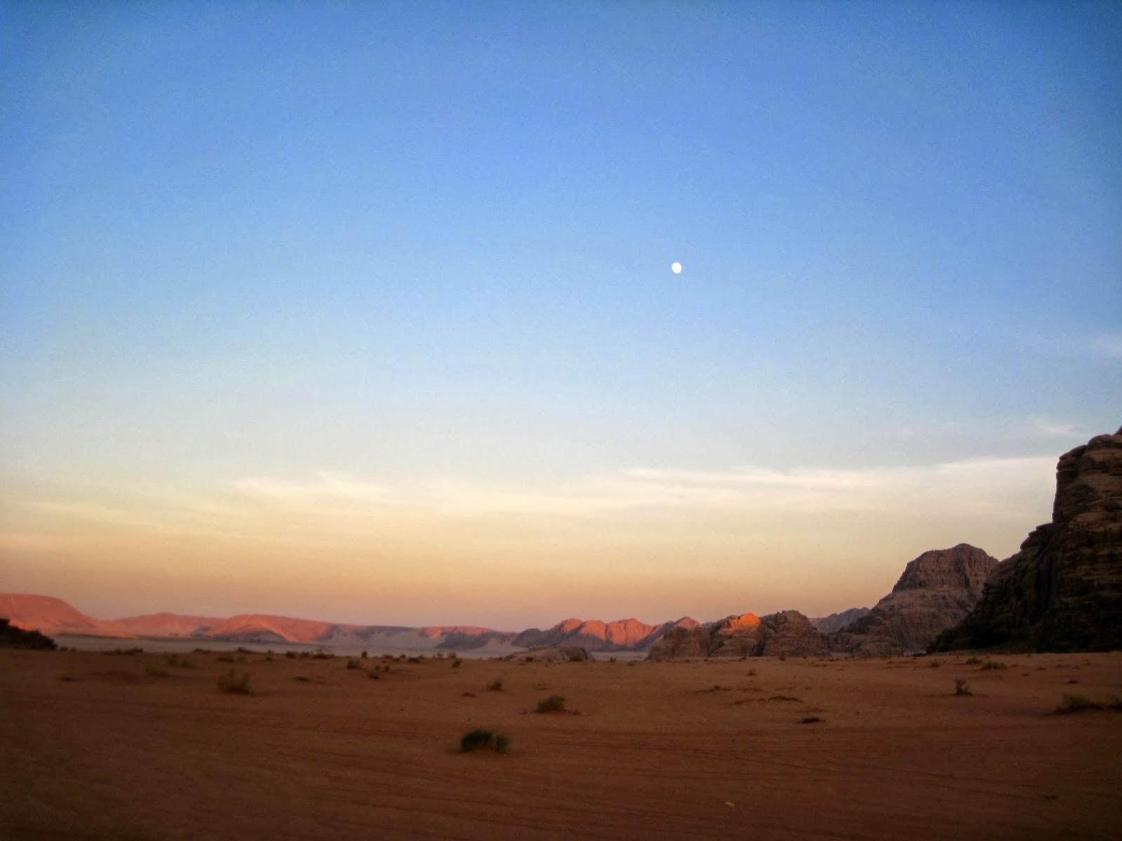 Recorriendo el desierto Wadi Rum en Jordania