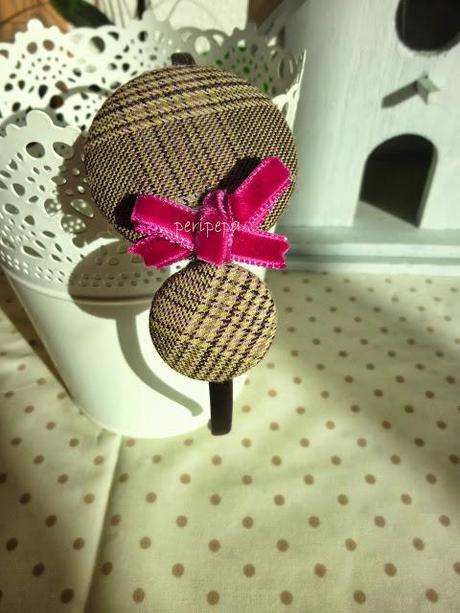 DIADEMA DE CUADROS MARRONES.