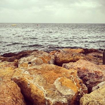 El Mar, inmeso, quizás un azar de rocas chocantes como las descritas por Homero