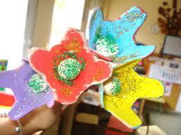 Flores con hueveras y pajitas de plástico