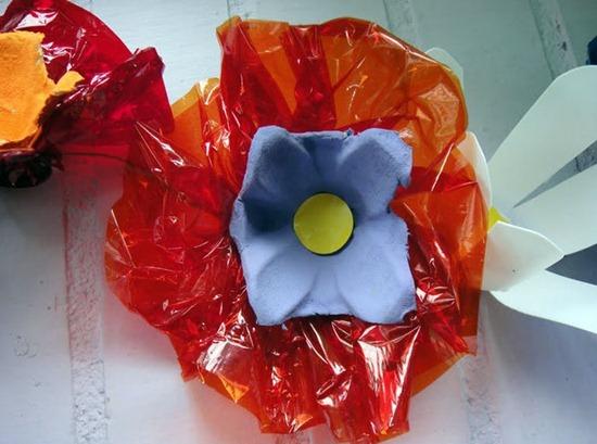 Flores con hueveras y pajitas de plástico