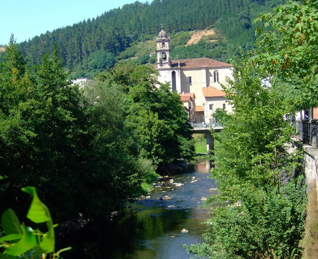 Río Deva y parroquia de Santa Marina al fondo.