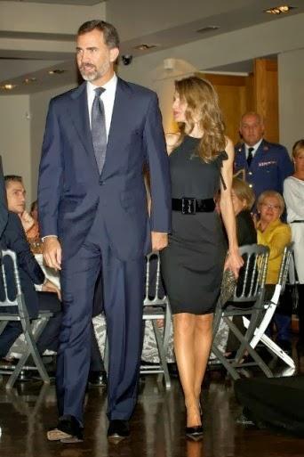 Dña. Letizia destaca su silueta con un vestido negro en los Premios Liber Dña. Letizia destaca su silueta con un vestido negro en los Premios Liber