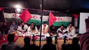 Unos diez saharauis se reúnen en una jaima para reclamar su derecho de trabajo y de alojamiento