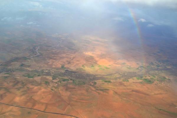 La colorida tierra de Marruecos, desde el avión, con el regalito de un lindo arcoiris