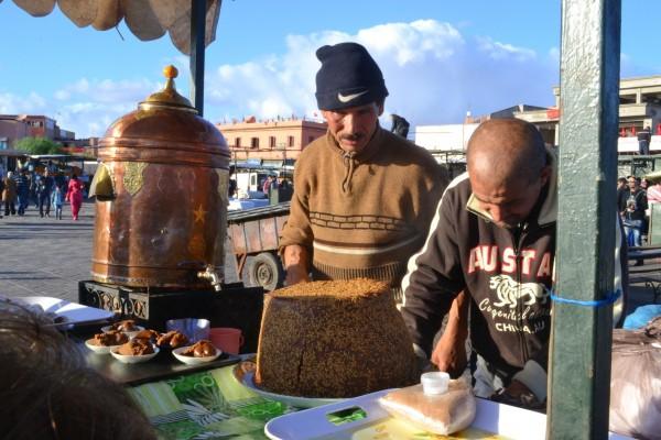 Unos vendedores de delicias dulces en Djemaa el Fna