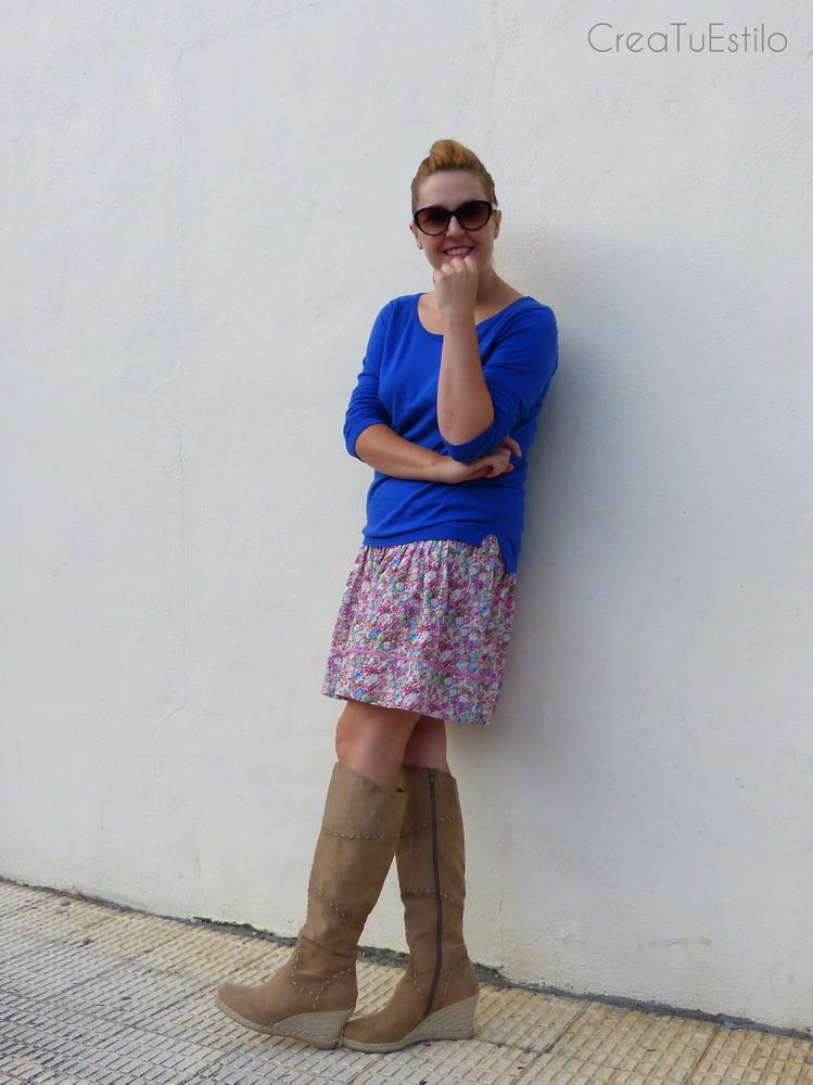 Moda Look de entretiempo con falda de flores y jersey azul