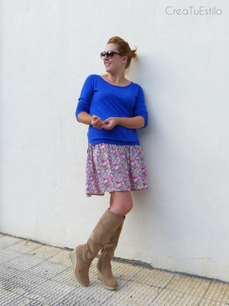 Moda Look de entretiempo con falda de flores y jersey azul