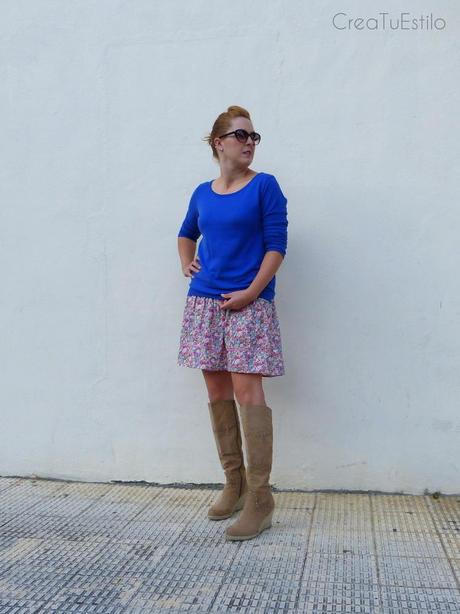 Moda Look de entretiempo con falda de flores y jersey azul