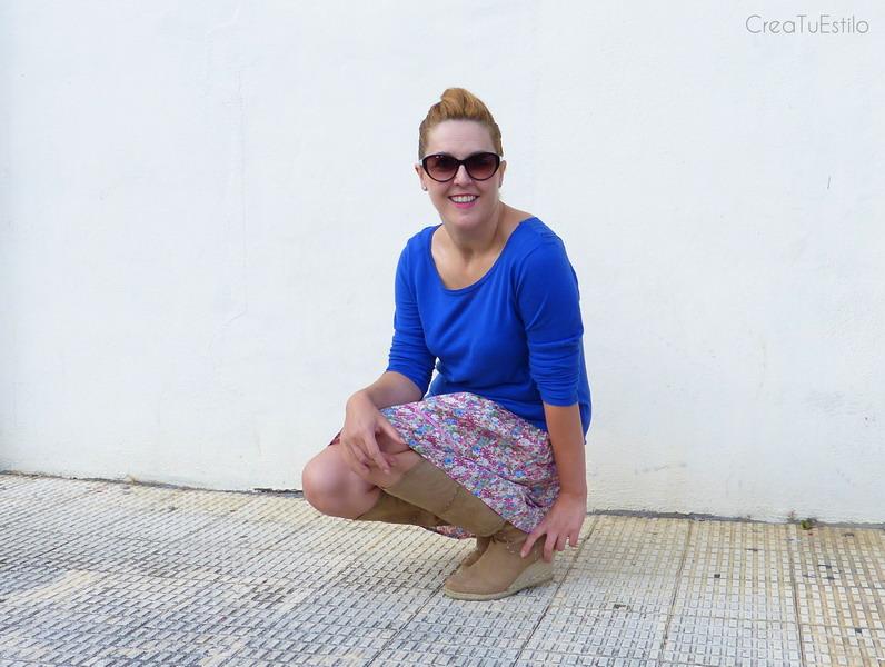 Moda Look de entretiempo con falda de flores y jersey azul