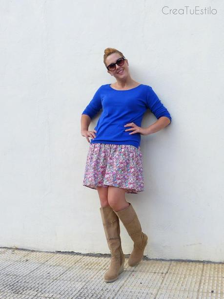Moda Look de entretiempo con falda de flores y jersey azul