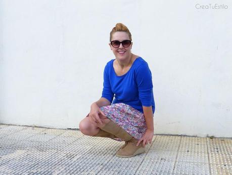 Moda Look de entretiempo con falda de flores y jersey azul