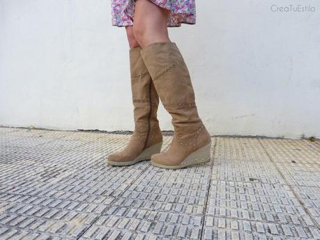 Moda Look de entretiempo con falda de flores y jersey azul