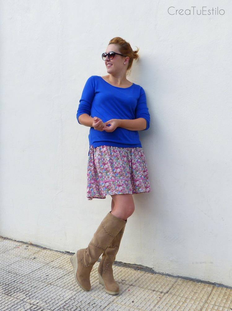 Moda Look de entretiempo con falda de flores y jersey azul