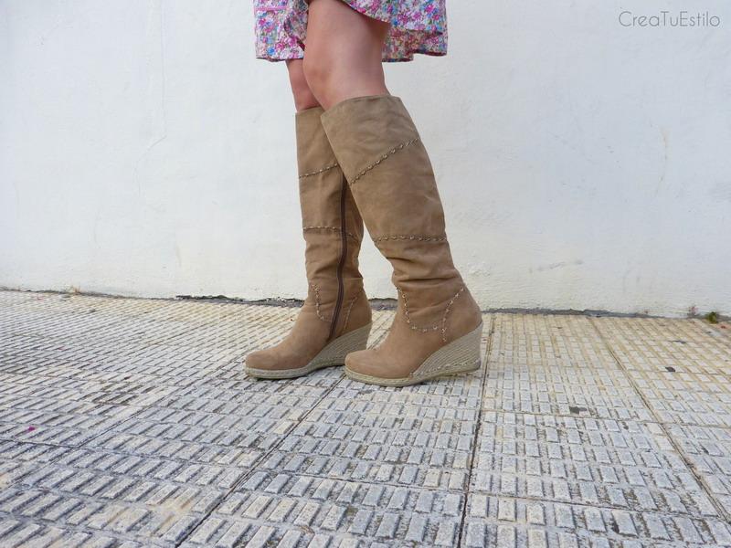 Moda Look de entretiempo con falda de flores y jersey azul