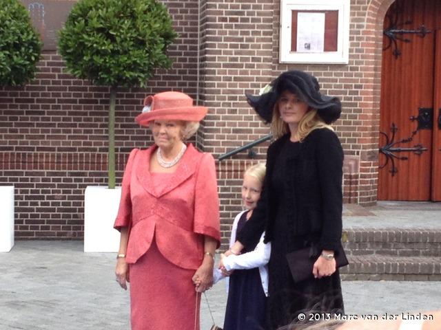 Prinses Beatrix met Prinses Mabel en Luana 