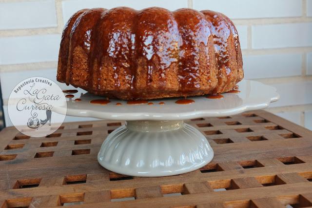 BUNDT CAKE DE PERA AL WHISKY  CON SALSA DE CARAMELO