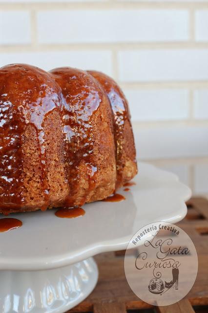 BUNDT CAKE DE PERA AL WHISKY  CON SALSA DE CARAMELO