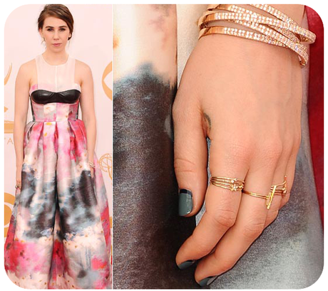 Nail art de Famosas: Uñas nude enmarcadas en azul, de Zosia Mamet en los Emmy's 2013.