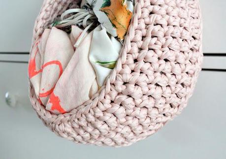 Detalle de la cesta colgante de trapillo DIY tutorial como hacer cesta de trapillo